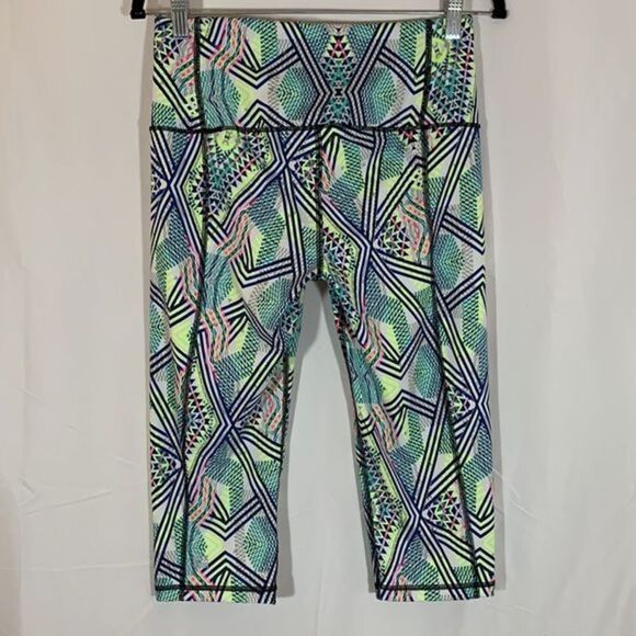 Victoria’s Secret Sport Knockout Crop - Picture 2 of 5